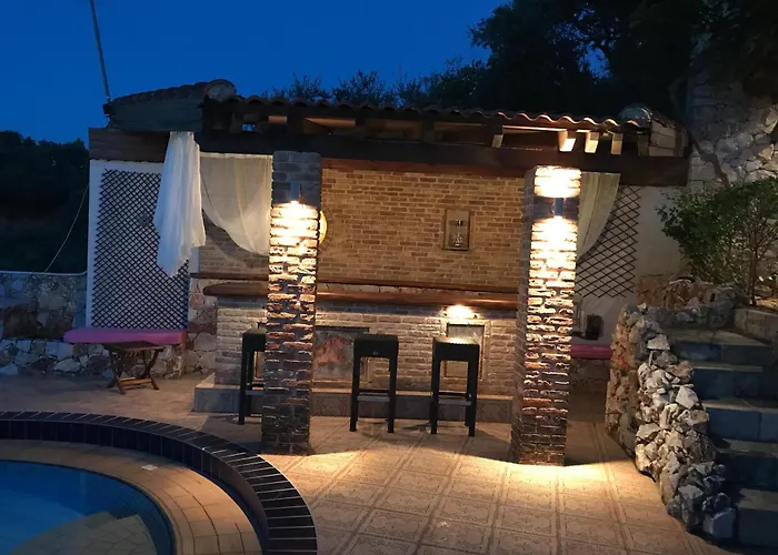 Zen Serenity Retreat With Great Outdoors, Pool & Parking