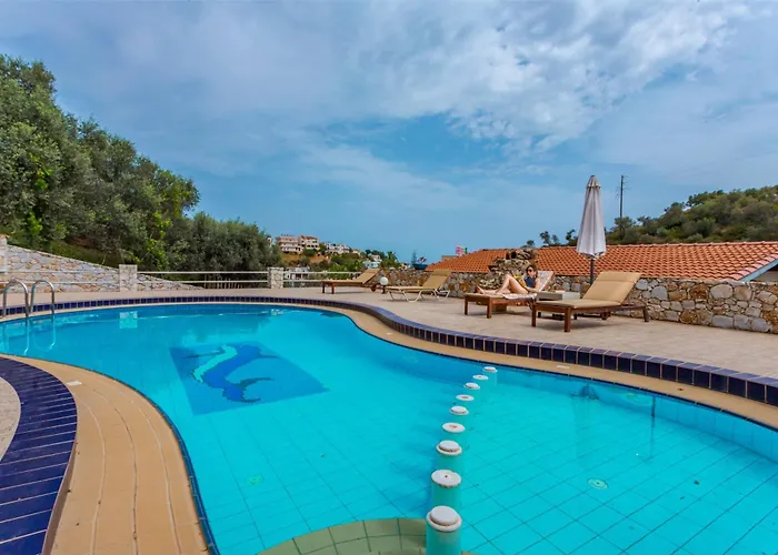 Zen Serenity Retreat With Great Outdoors, Pool & Parking