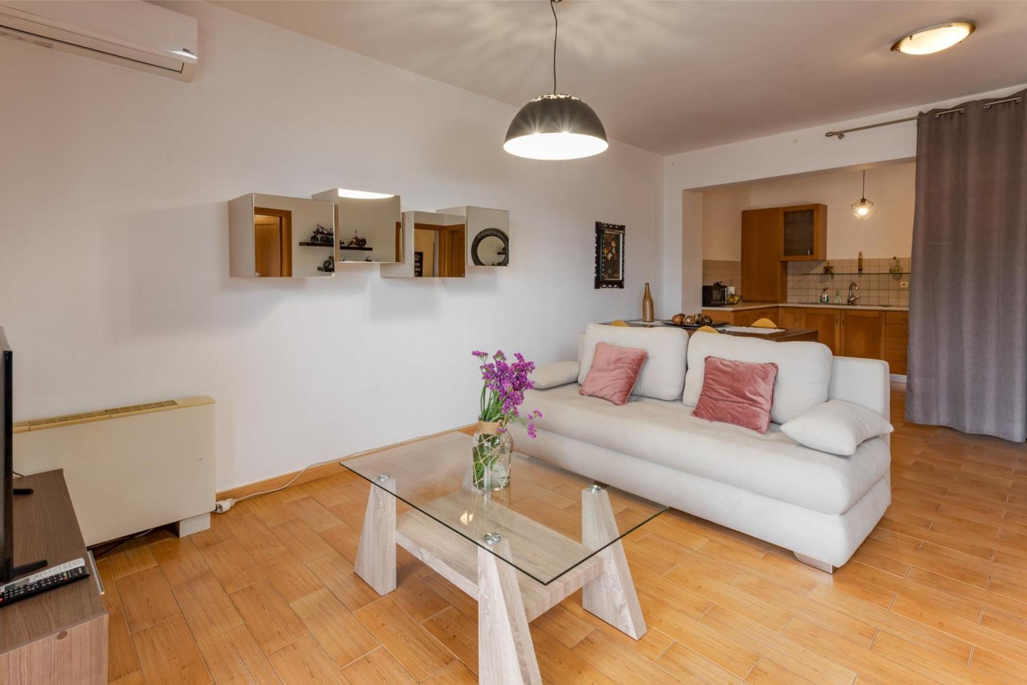 Zen Serenity Retreat With Great Outdoors, Pool & Parking